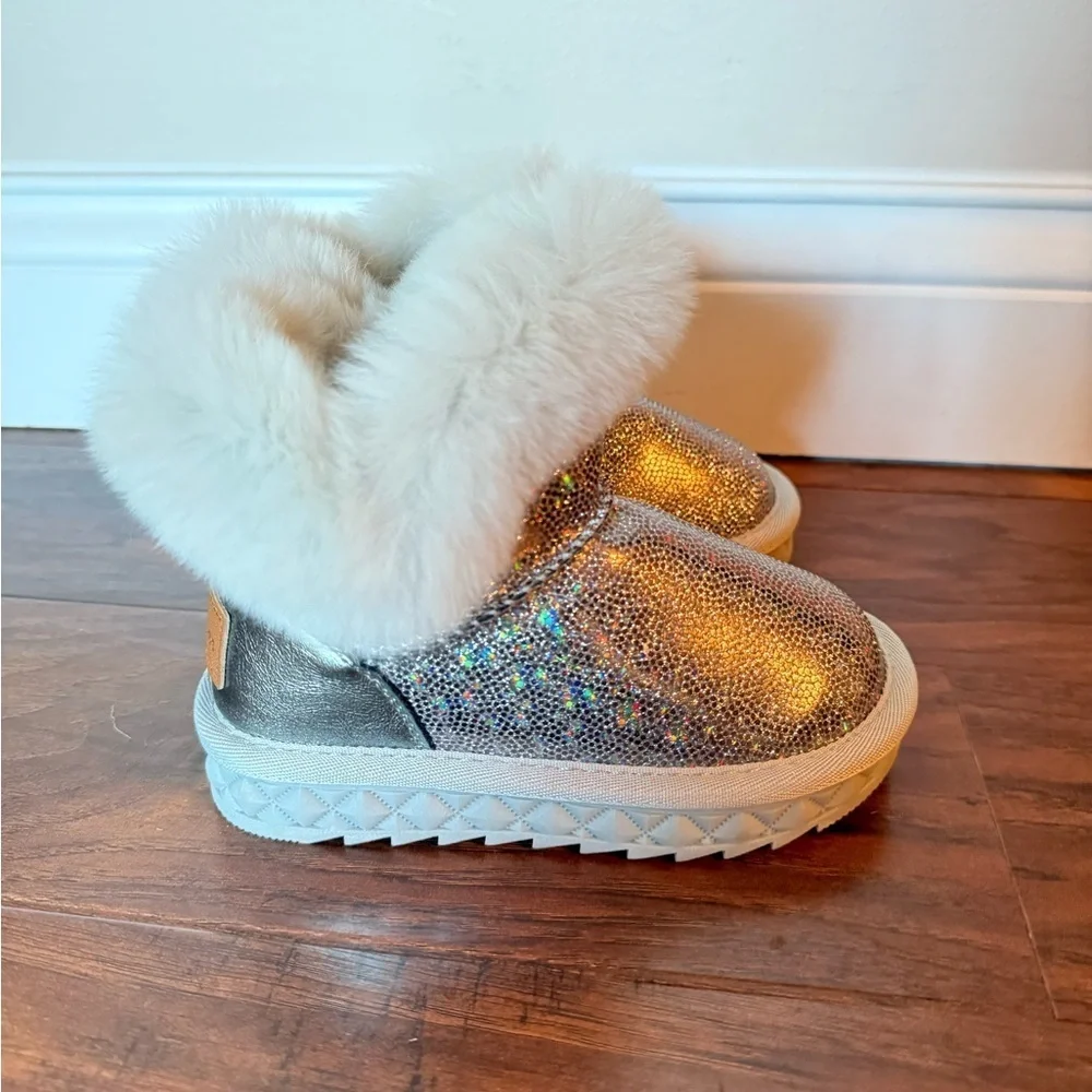 NWOT Doe A Dear Silver Glitter and White Fur Lined BootsSize 9.5